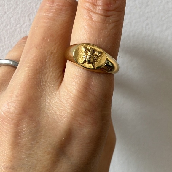Jewelry - Bee-motif gold-tone signet ring!